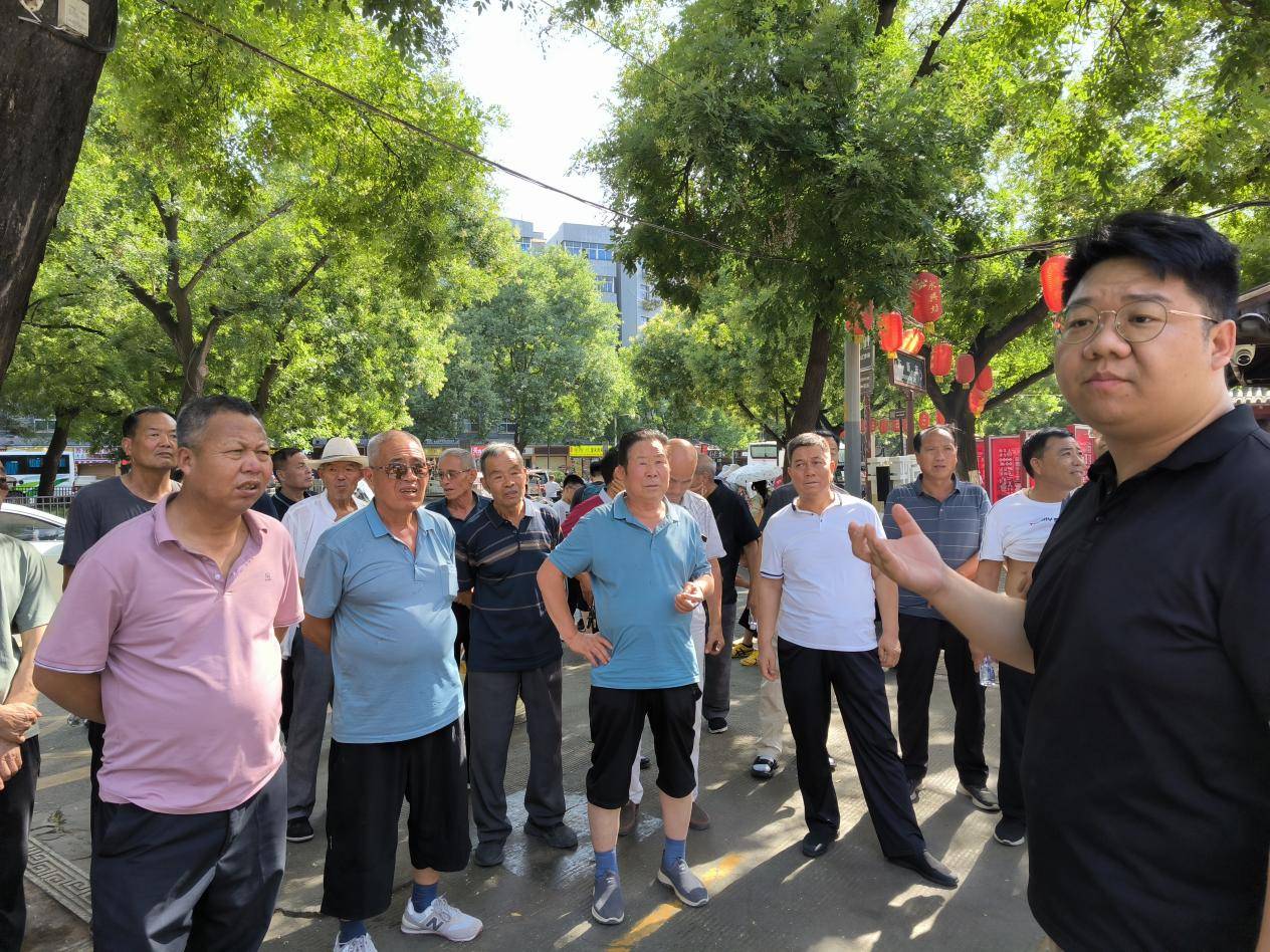 兴平市西吴街道办赴西安考察商业街区项目