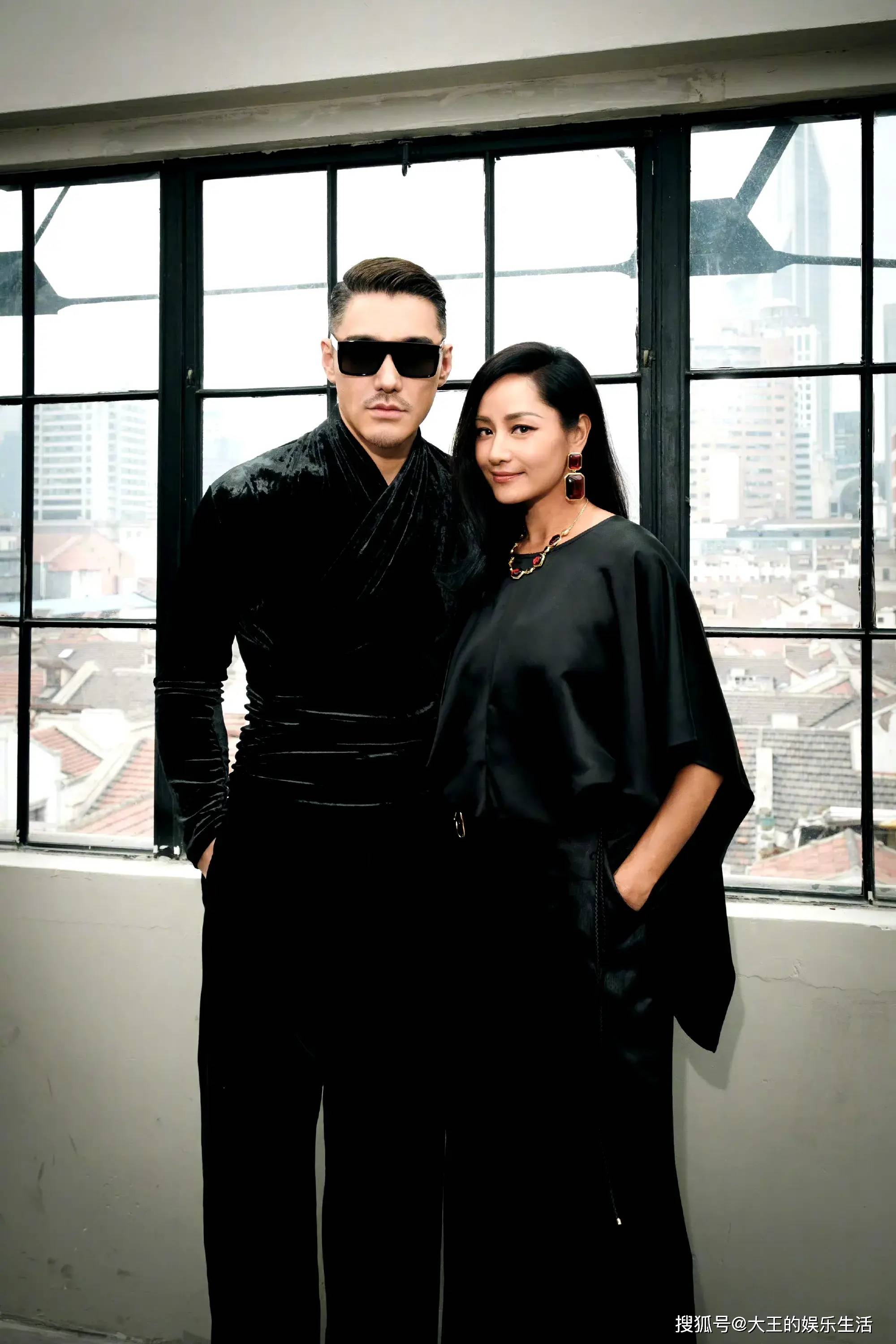 胡兵晒合照为瞿颖庆生53岁,两人驻颜有术登对养眼,想一起变老