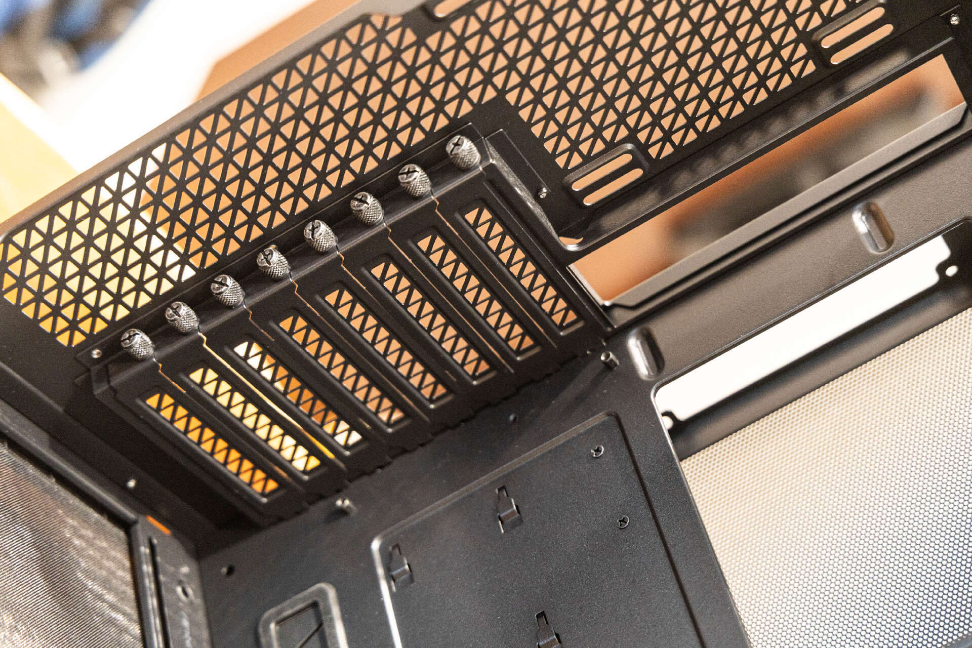 从机箱背板开孔来看,不仅cpu背板开槽面具巨大,上下以及侧面也预留了