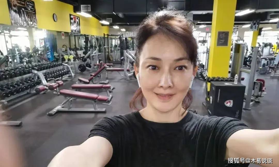 网友地铁偶遇牛莉母女，牛莉面部僵硬鼻子超尖，买LV新包有实力-牛莉现状