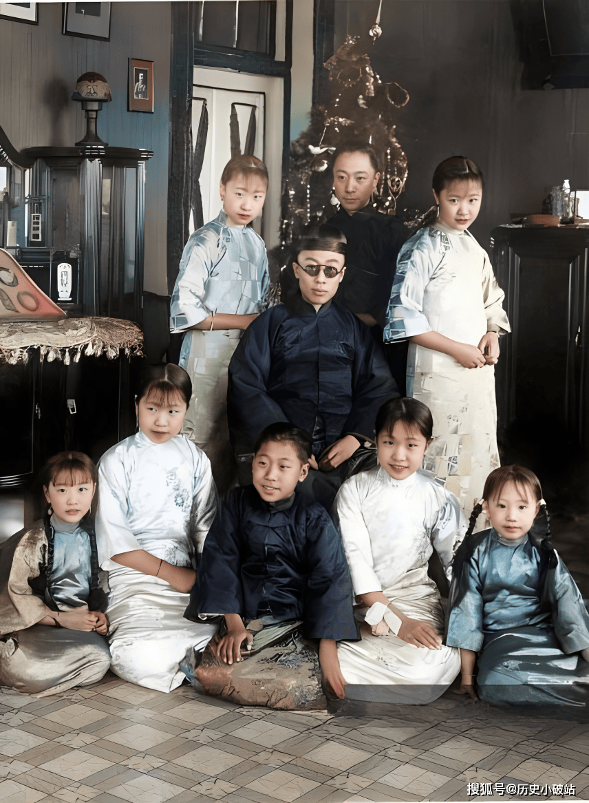 他的身边,围绕着的是他父亲载沣的几位子女,每个