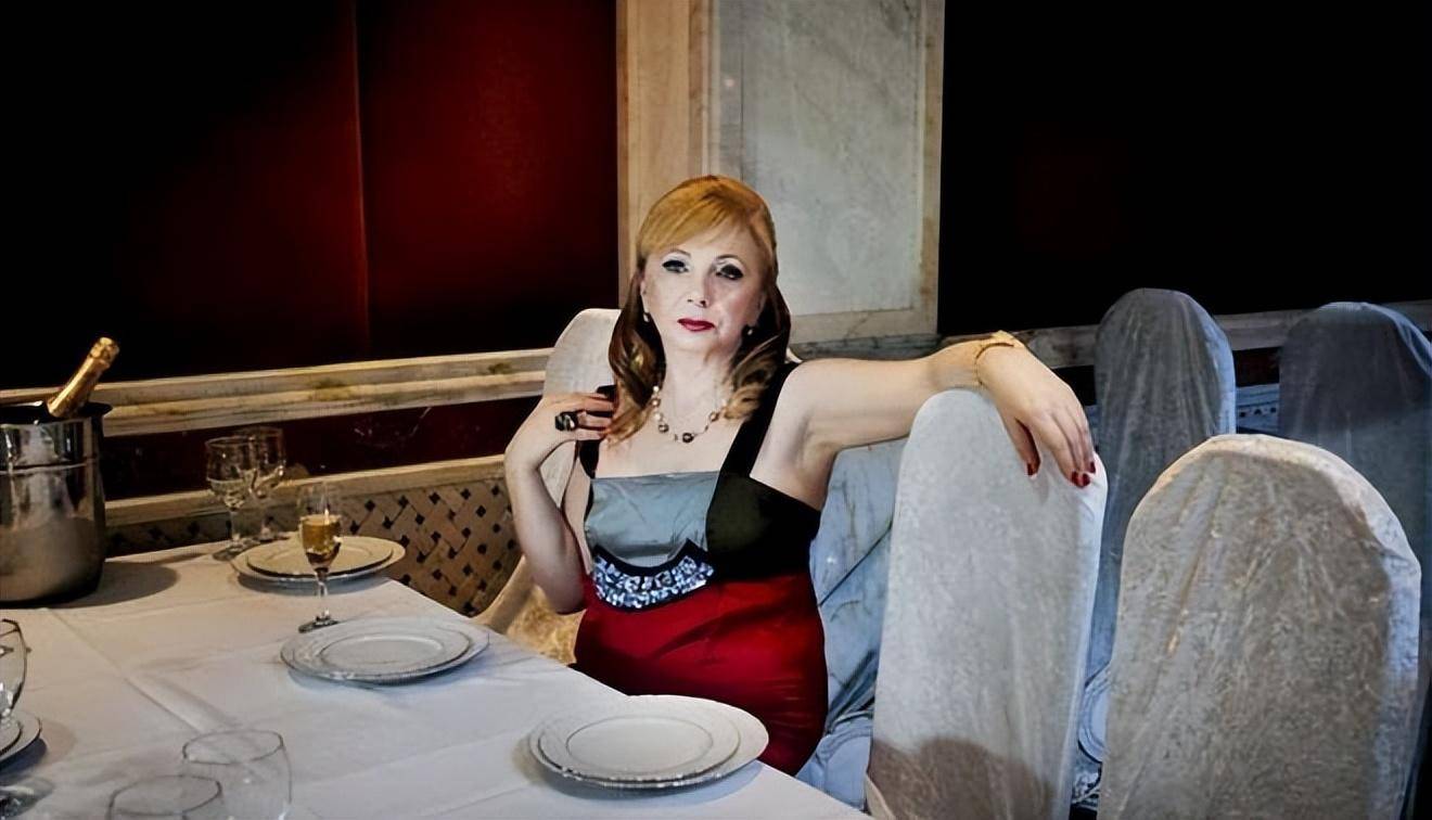 在节目录制的现场,那位富婆就坐在台下,她一眼就相中了罗元平.