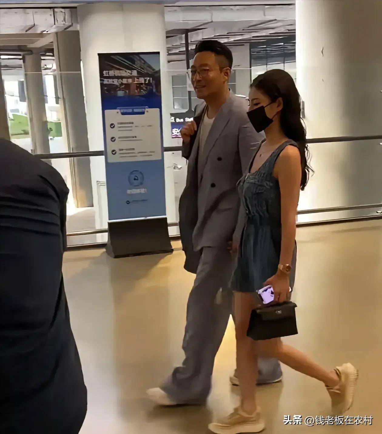 张兰马筱梅手挽手回家她们在沙发上聊了什么?