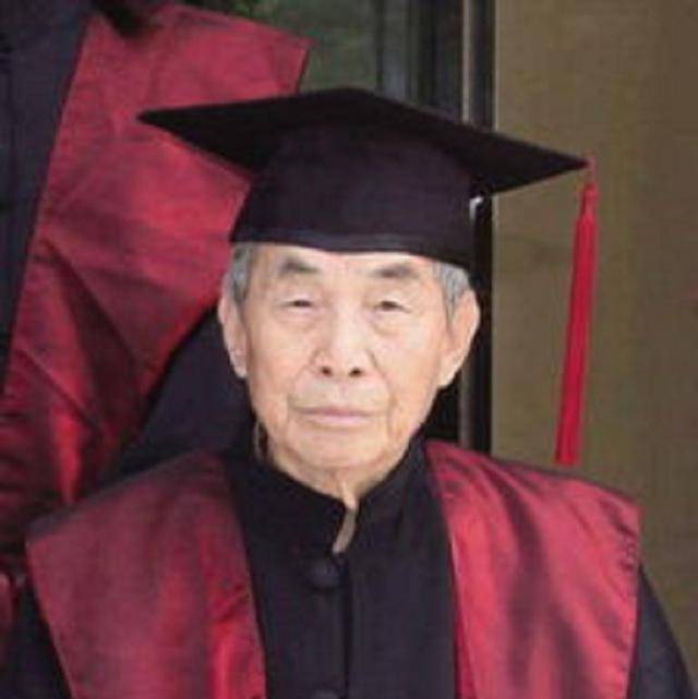   引起 赵慕鹤:75岁时，他环游了欧洲。86岁带着孙子考上大学，105岁考上博士。 
