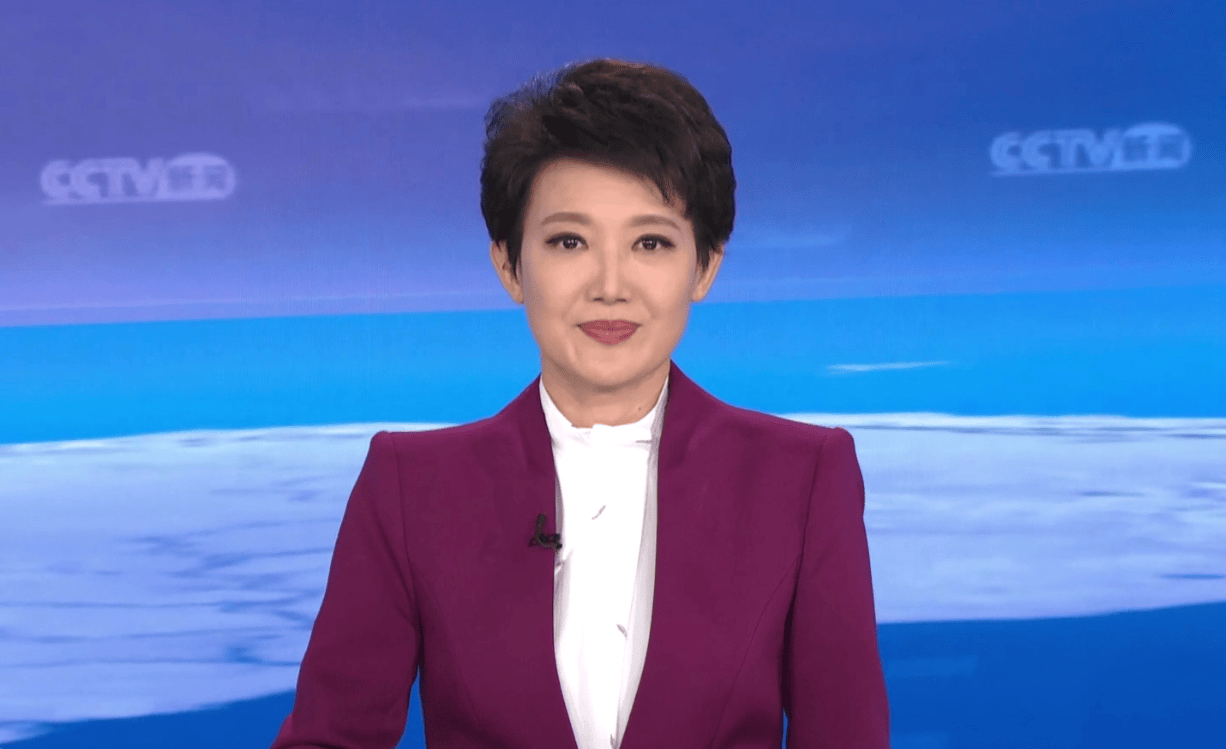 央视主持人梁艳:主持《新闻30分》15年,醉心事业,52岁仍未婚