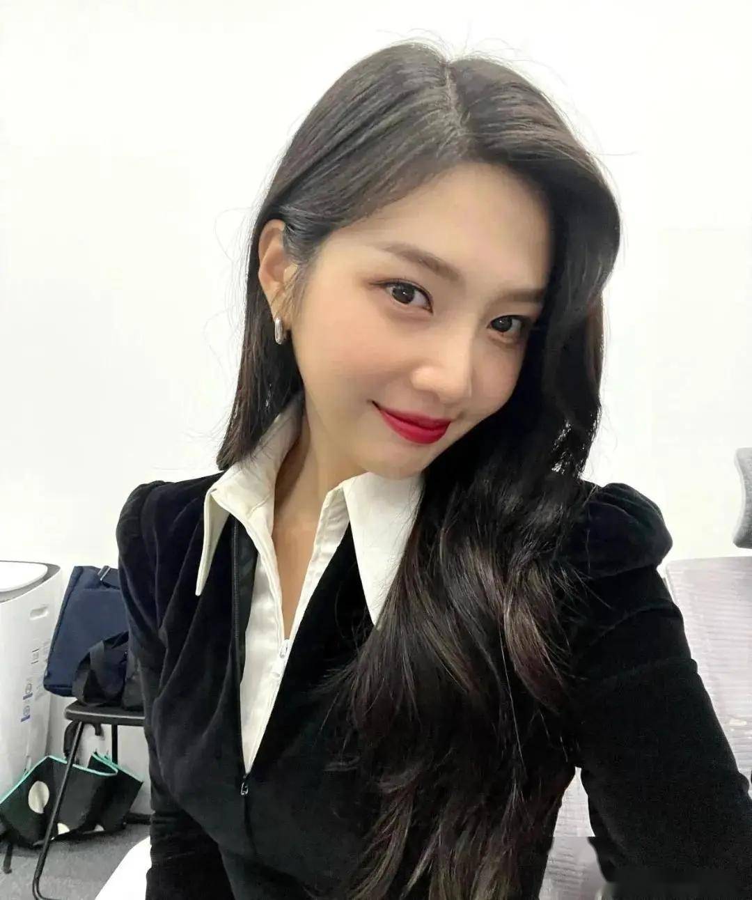 朴秀荣写真曝光,这谁顶得住!女神级美貌与智慧的碰撞,令人心动不已