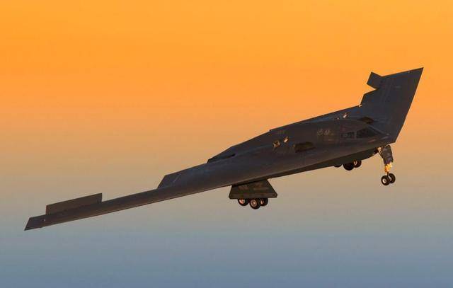 而要提到现在世界上最为先进的轰炸机的话,美国的b2战略隐形轰炸机无