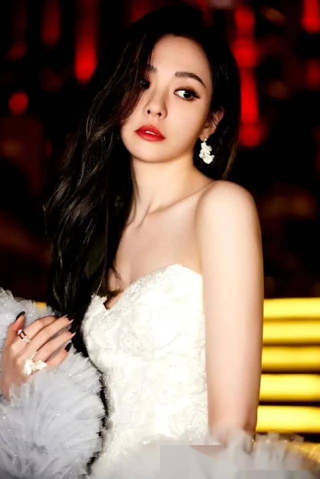 而中国著名歌手,演员张靓颖正是这样一位充满魅力的女性.