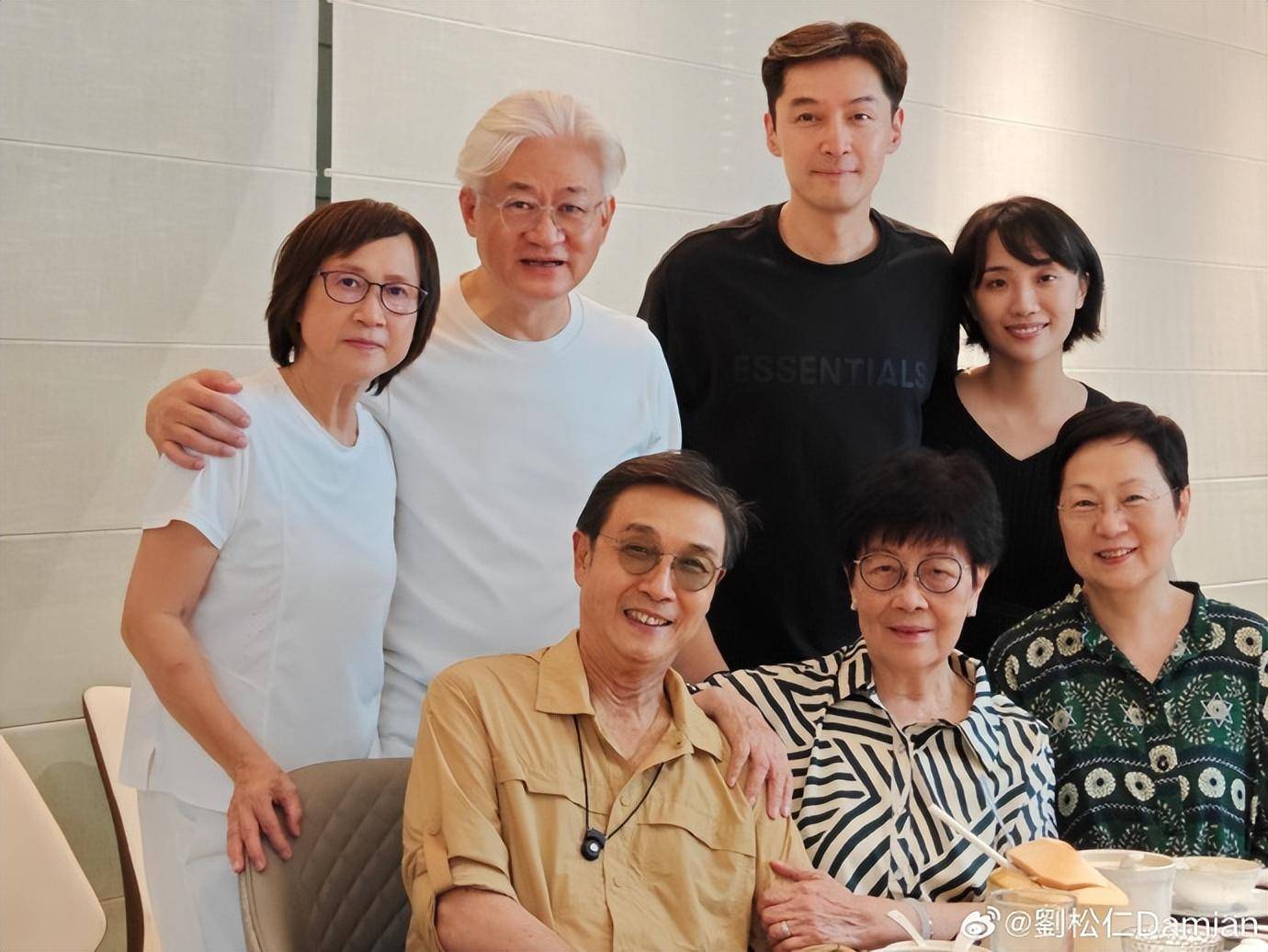 从刘松仁晒出的大合照来看,出镜成员包括导演李国立,造型师陈顾方,老