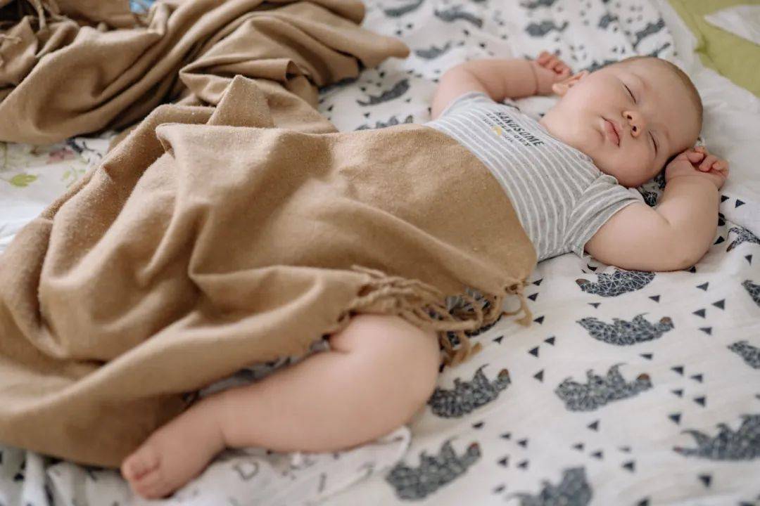为什么强烈建议宝宝仰卧睡觉？因为这个风险赌不起_睡眠_孩子_婴儿。