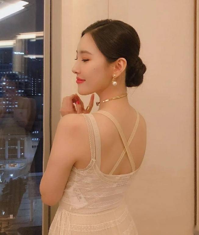 岁的李宣美丰腴身材 迷人微笑,女神范儿十足!