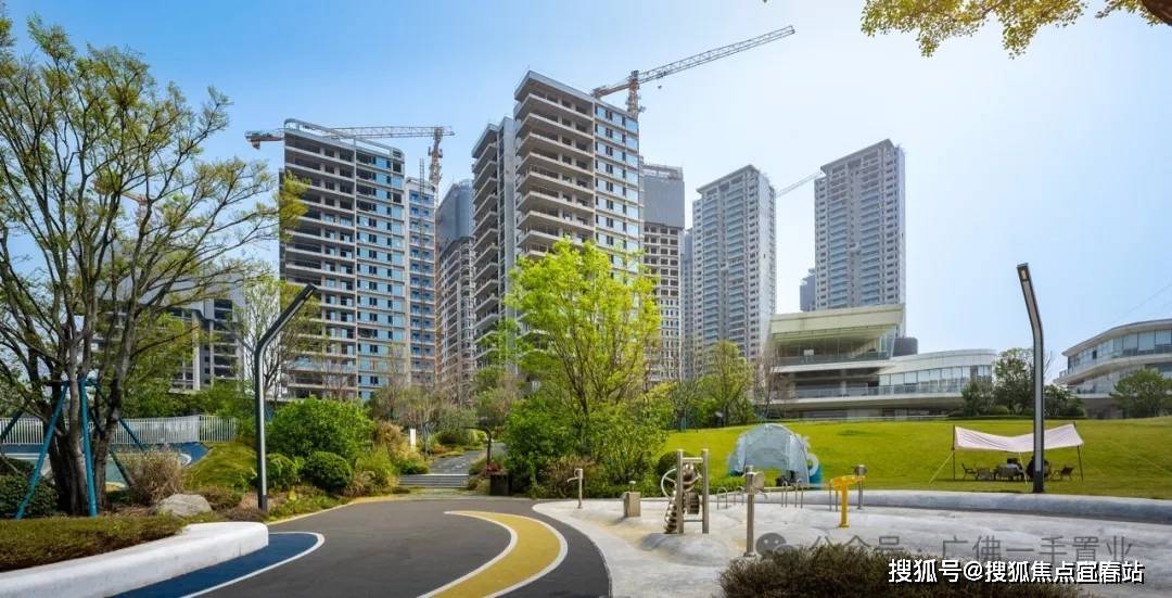 距离珠江极为亲密,直线距离不到100米,业主一推窗,就是江天一色的美景