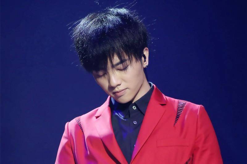 想接周杰伦的班,华晨宇还是不能够格,出道至今好像一直在走下坡路!