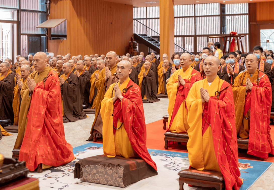 烧香拜佛有讲究,"拜佛三不求,烧香不许三愿",福报自然来