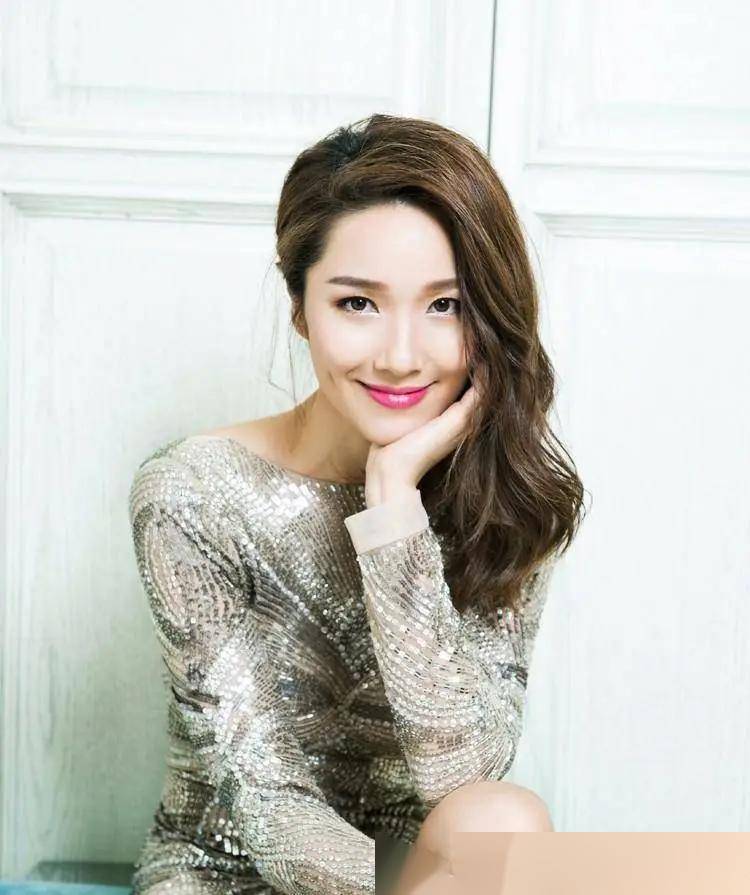 这谁顶得住!李亚男写真展示迷人曲线,女神魅力无法抵挡!