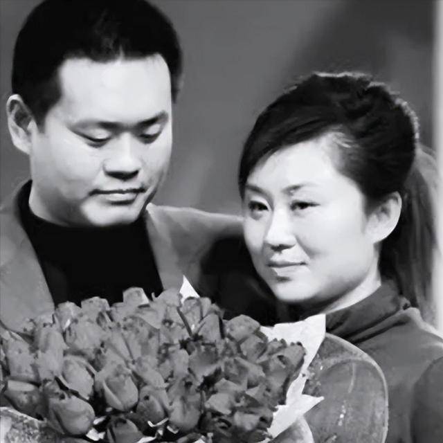 阿霞冲动之下决定生米煮成熟饭,直接就偷了户口本和王亮结婚了.