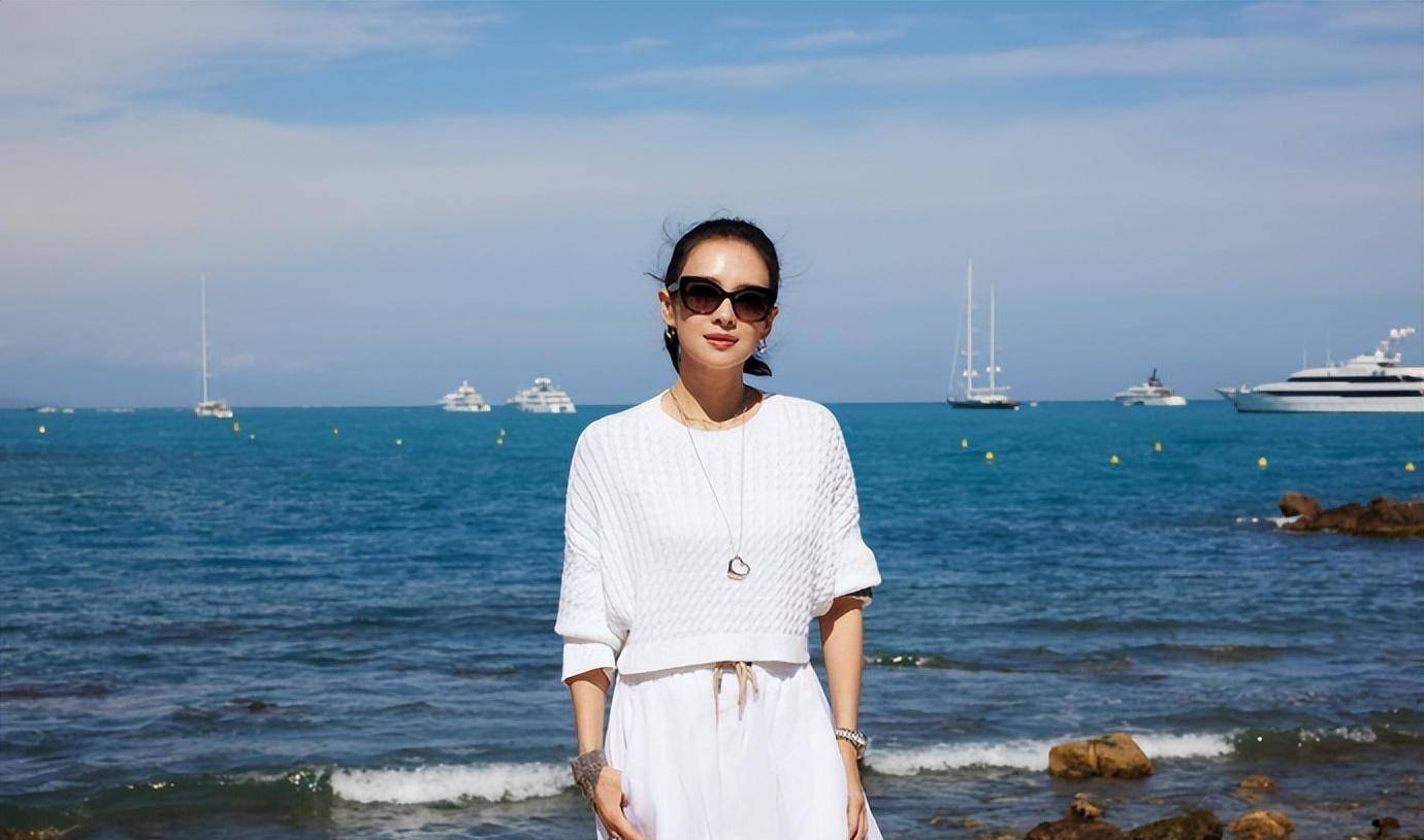 章子怡戛纳海边随拍,高马尾配白裙美出新高,离婚后状态越来越好