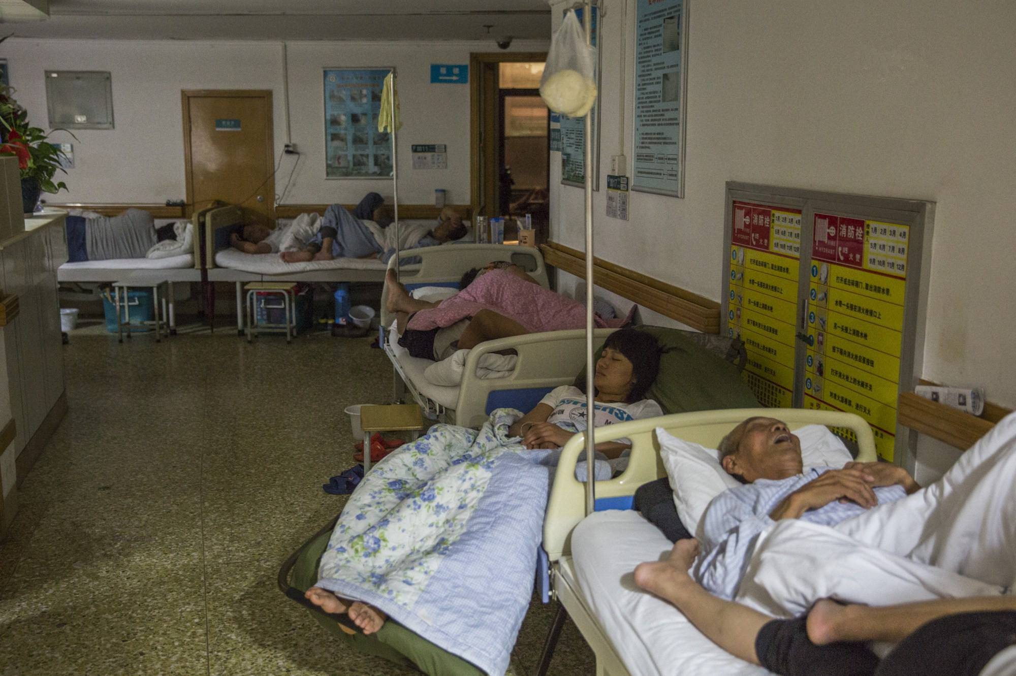 回顾老太太进两次医院,两个儿子不愿陪护,女儿:不就是想要钱