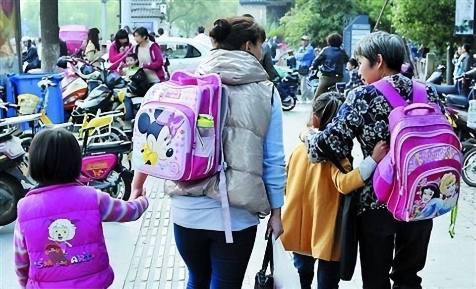 回顾:90后女孩当过模特,遗传了父亲的"企鹅病",无法正常走路