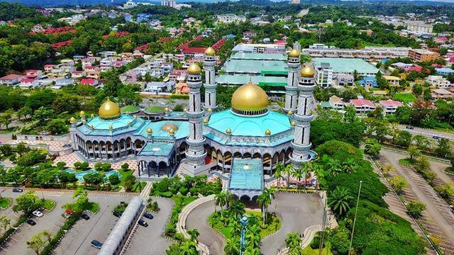 神秘的亚洲富裕小国文莱,那里真的家家住别墅,人人开跑车吗?