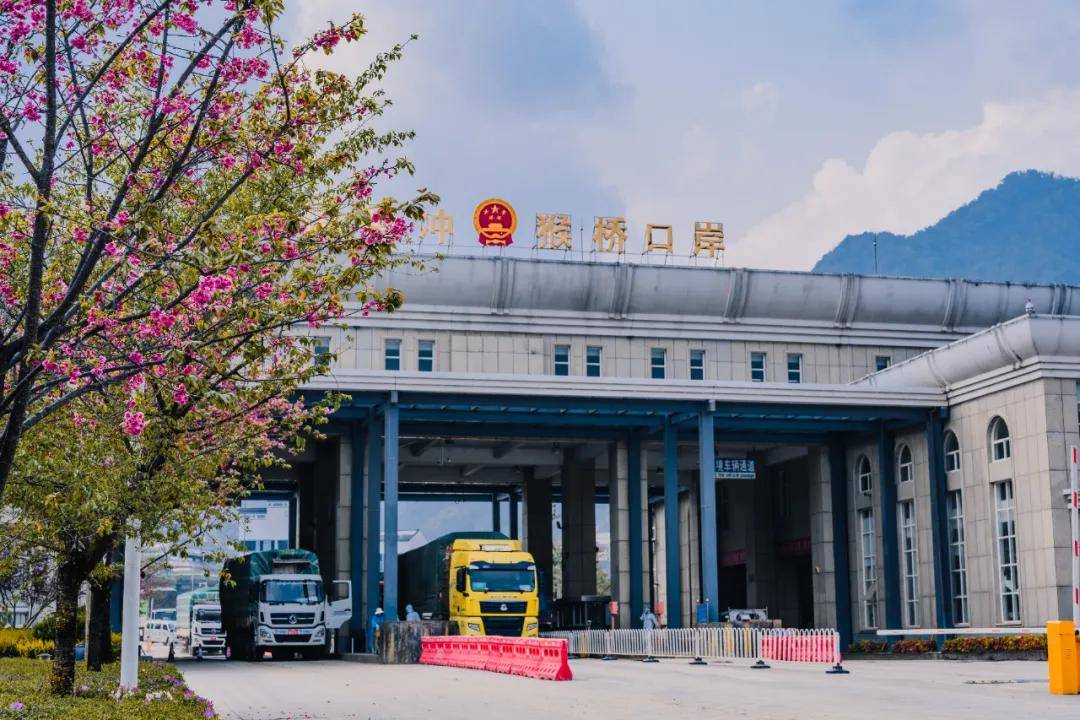 境内有国家一类口岸—猴桥口岸和自治,滇滩,胆扎3条省级重点通道.