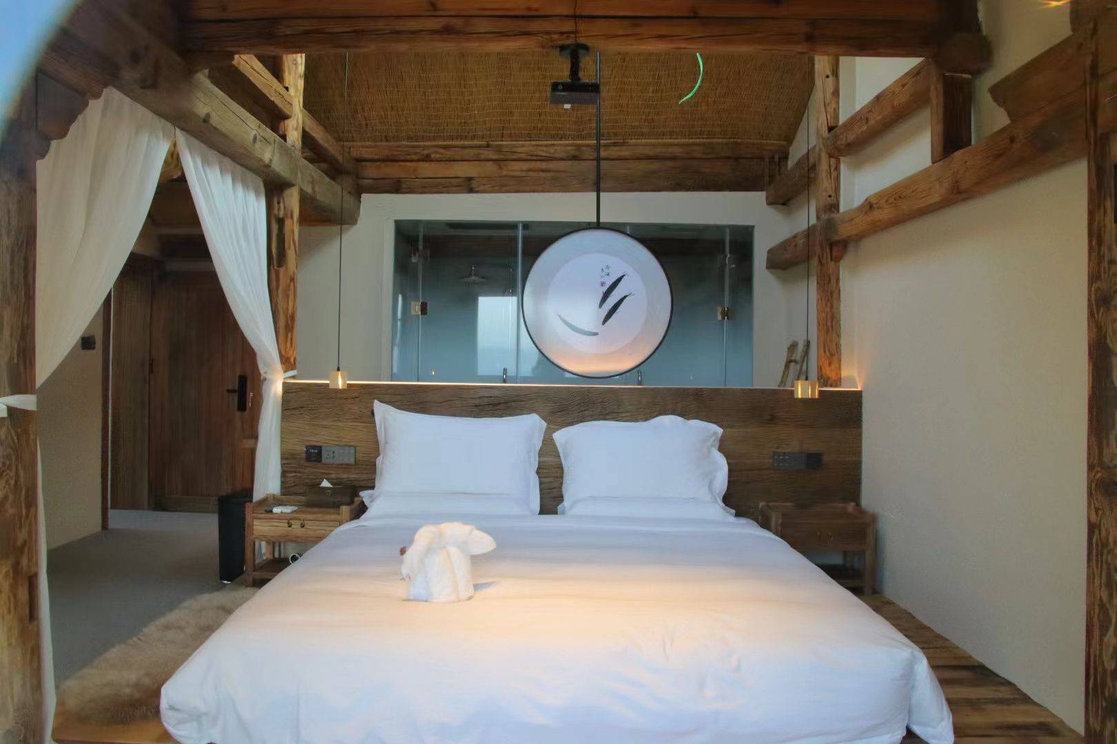 打卡玉溪100家小店丨山海间的诗意生活——抚仙湖一抹蓝·野奢美宿