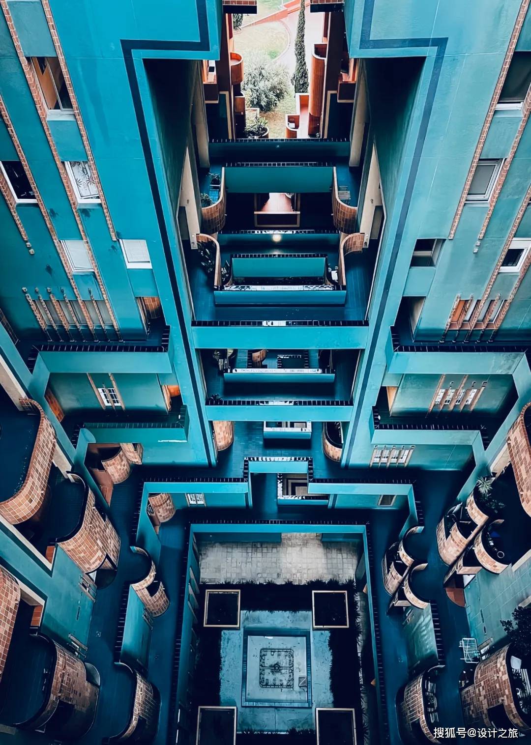 建筑内部的空间组织多种多样,30平方米的建筑单元通过不同组合分布在