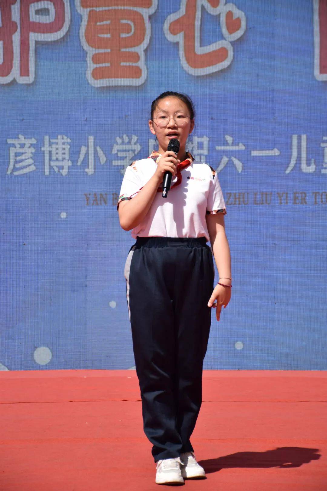 获奖代表王晓钰同学代表全体受表彰的学生发言,呼吁大家不忘初心,牢记