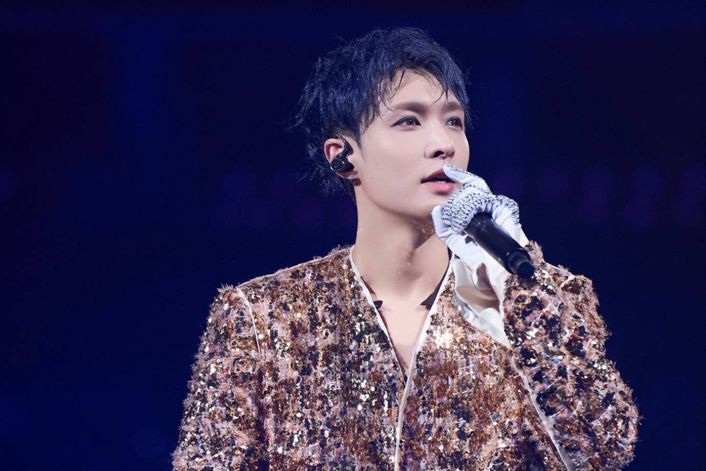 张艺兴巡演成都站致敬空军 手语舞台传递爱与和平