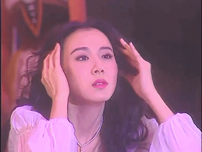 萧蔷的脸部的确出现了比较明显的肿胀,各种表情也变得有些僵硬,法令纹