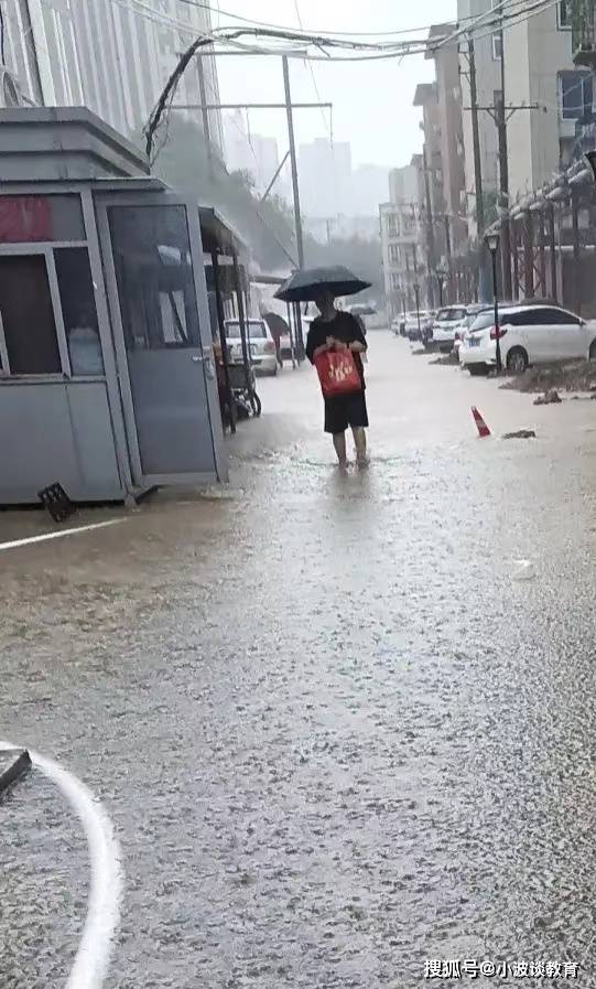 河南多地再下暴雨:凌晨两点下不停,多人淌水上班,道路出现积水_大雨