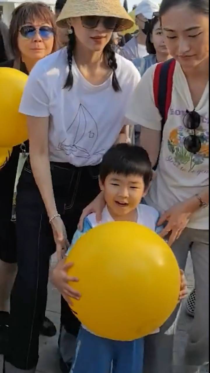 章子怡一脸骄傲,事业有成 儿女双全 没老公烦!儿子也长得像爹