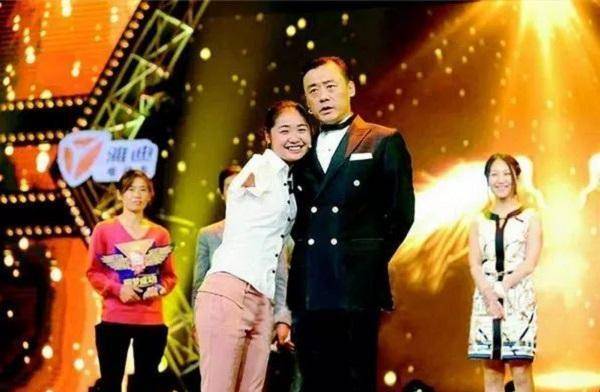 当年上节目告白被拒,用脚绣十字绣的断臂女孩,后逆袭成公司老板_杨佩