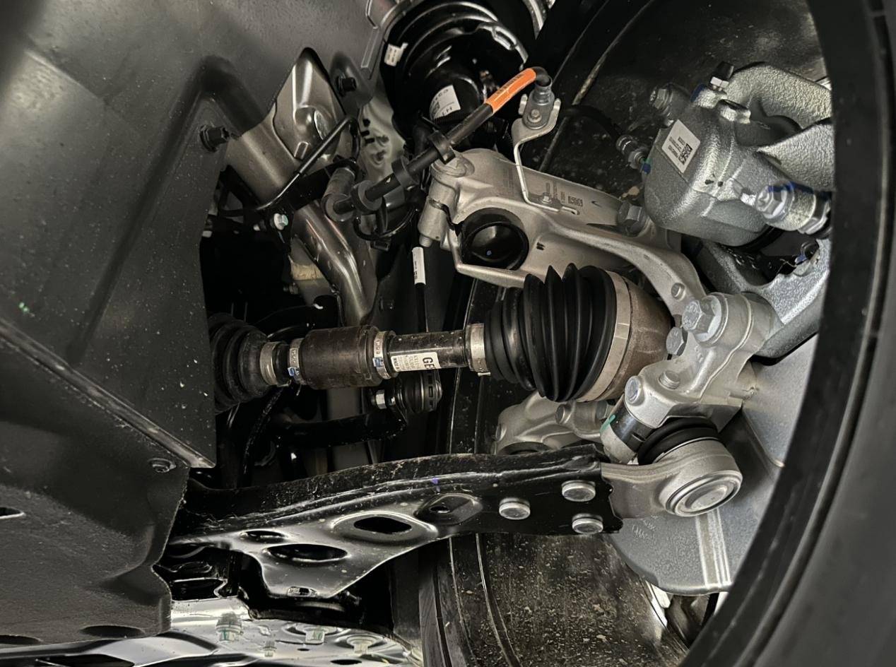 星越l相比星越,前副车架采用了双层冲压钢板全框式设计,而非元宝梁,和