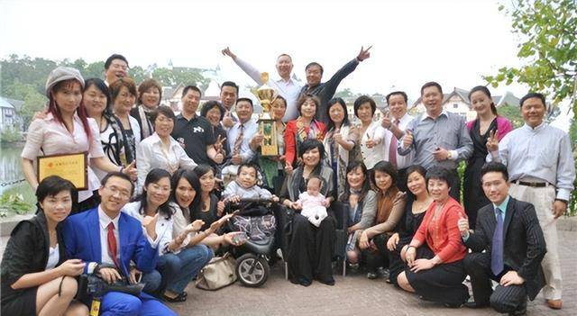 案例:袖珍总裁李创利:身高不到1米,赚3亿娶1.7米女秘书