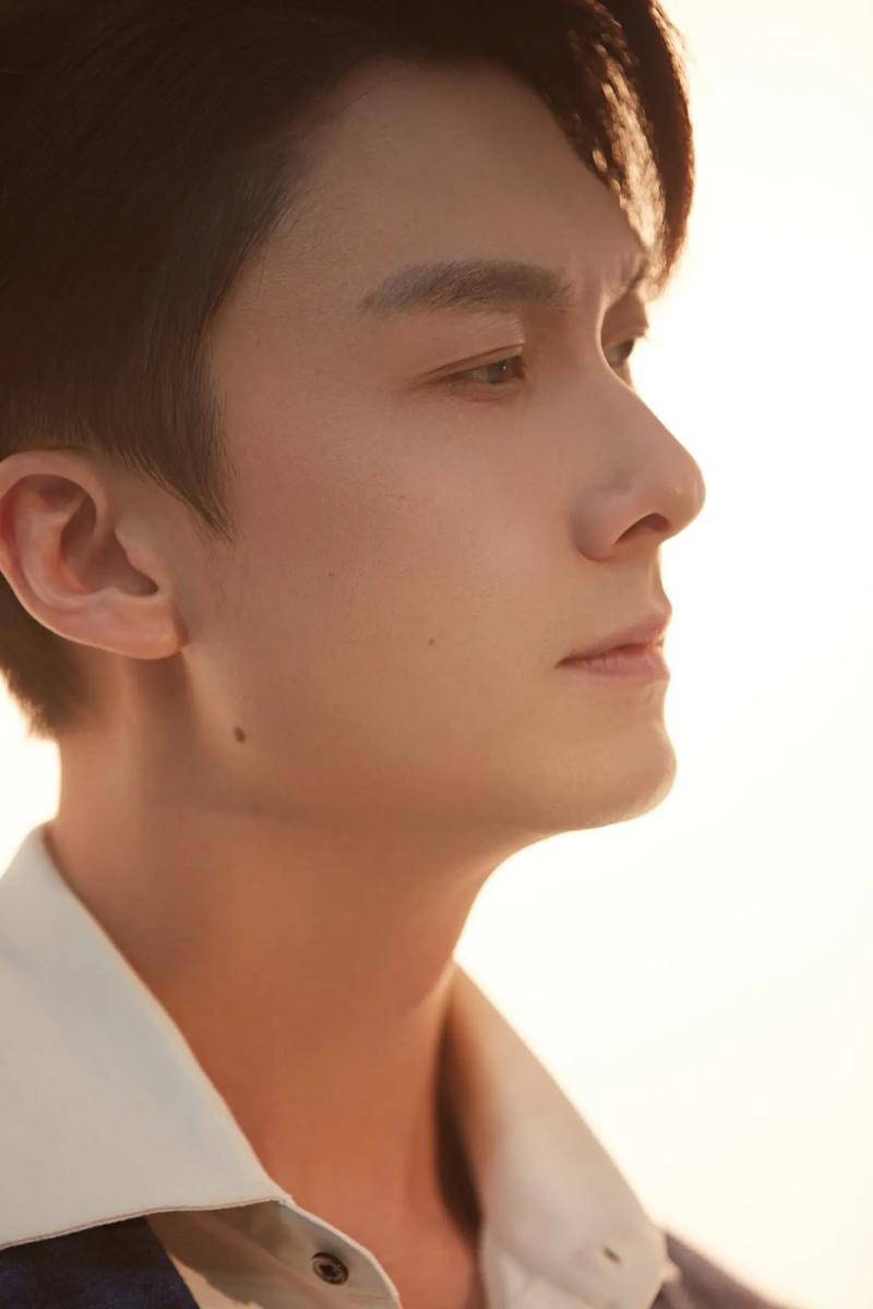 41岁王浩信回新疆探亲,在当地庆祝生日,吃凉皮喝羊肉汤有滋有味