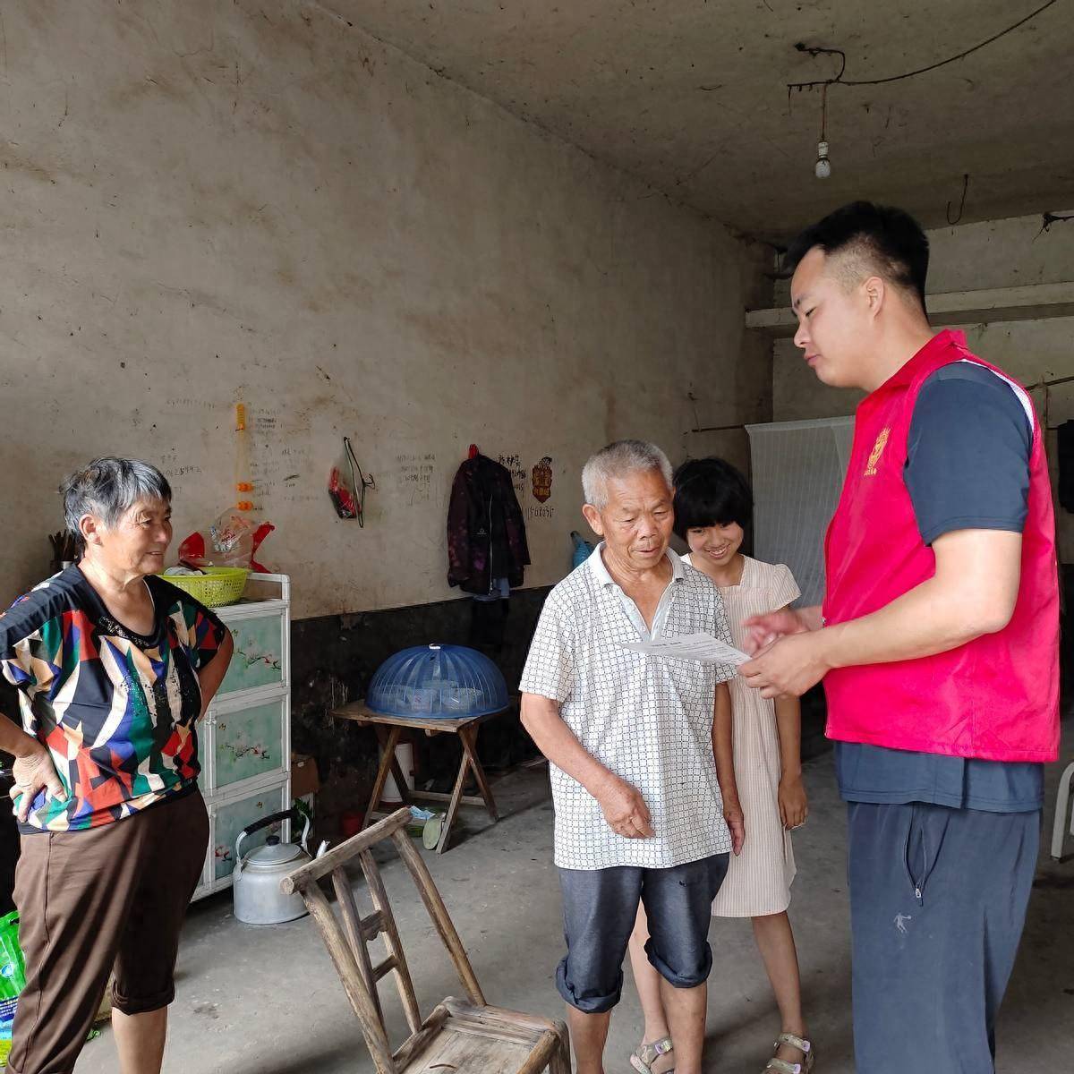 新邵县陈家坊镇开展夏季高温安全宣传敲门行动