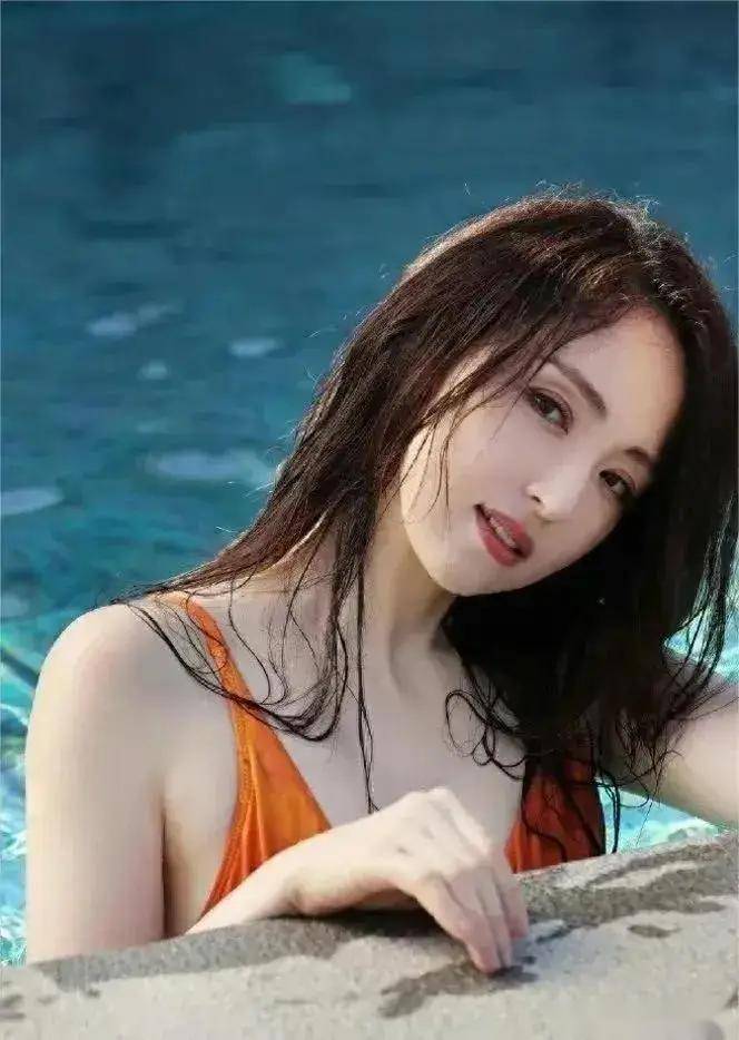 女神董璇红色比基尼写真曝光,这饱满的身材简直让人无法抗拒!