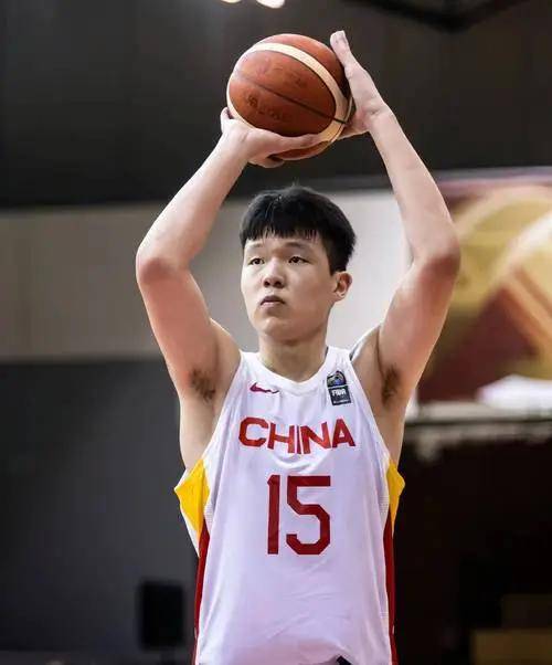 李凯尔助威男篮,豪言带队进洛杉矶奥运会,看好杨翰森进nba