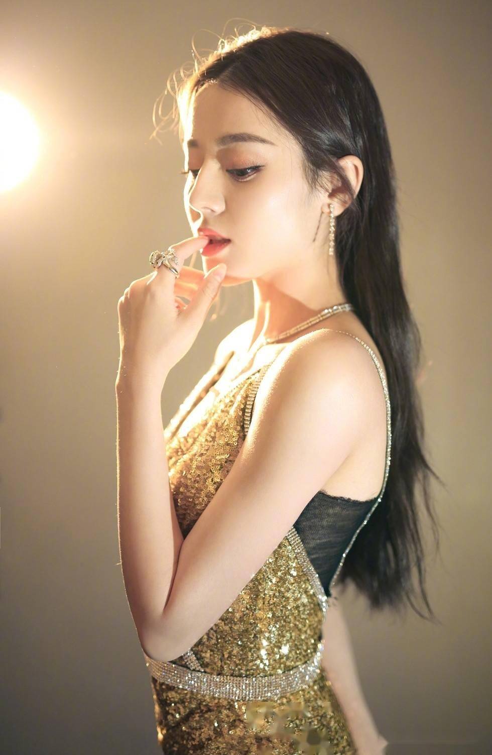 女神迪丽热巴的写真曝光,这丰腴的身材让人心动不已!这谁顶得住!