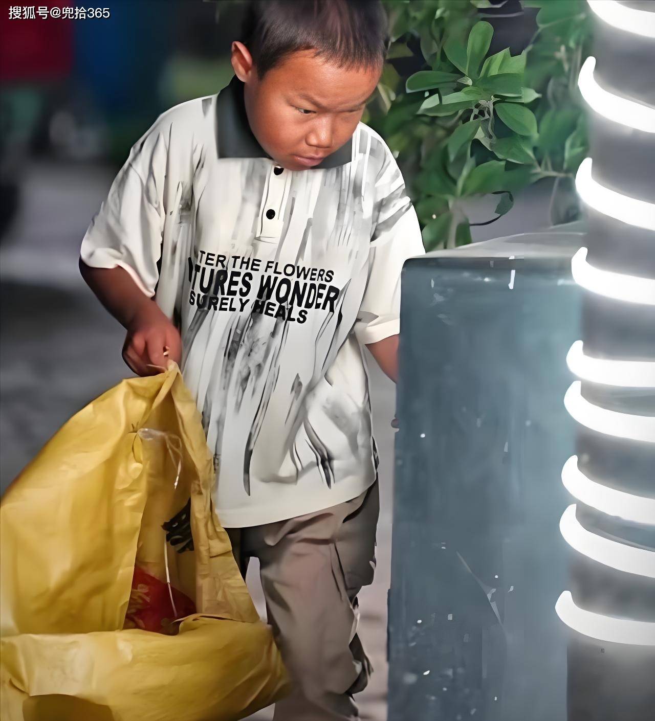 捡废品男孩图片图片