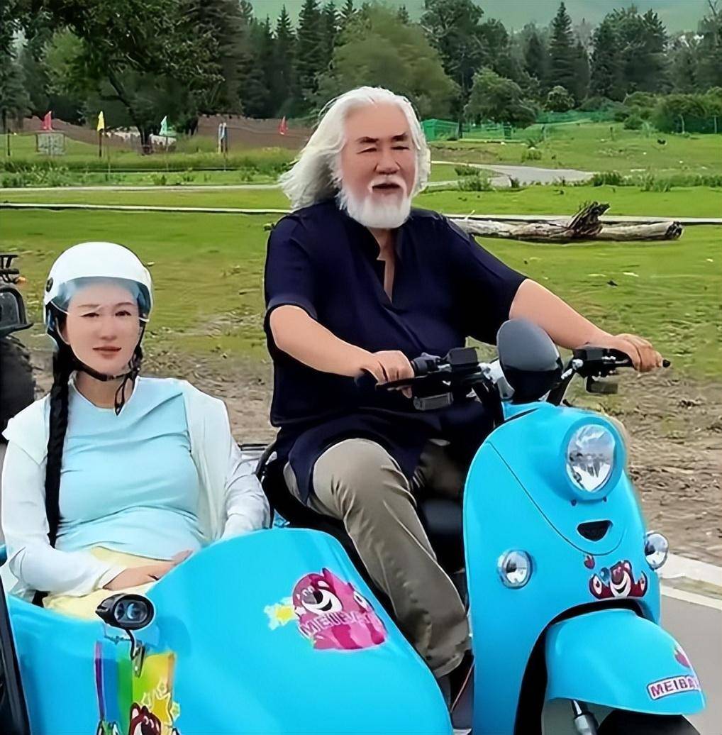 但他的行为和表情,无不透露出他对家庭的依赖和对父亲的敬爱