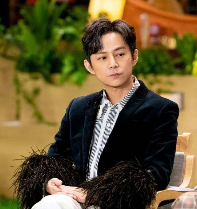 何炅向华容县捐款50万元!不受消费降级影响,成第一个出手的明星