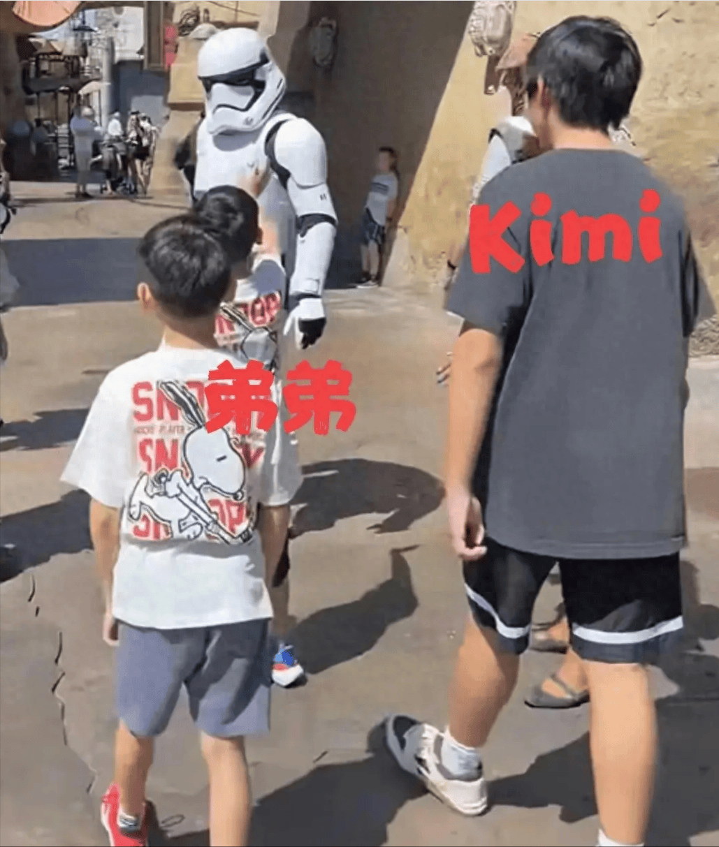 林志颖一家五口出国游被偶遇,真人又胖又显老,kimi身高超爸爸