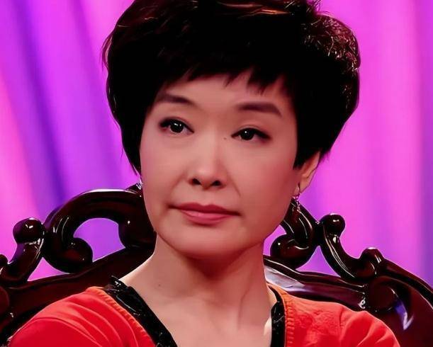 主持人王雪纯:原央视台长之女,结婚30年没孩子,丈夫将她宠成宝