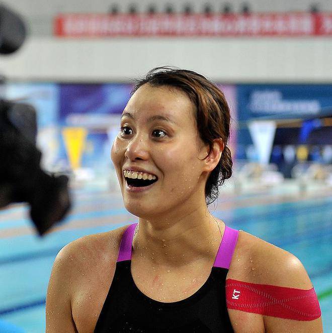 28岁的傅园慧身价千万,却无缘国家队,如今剑走偏锋拟入职浙大_游泳