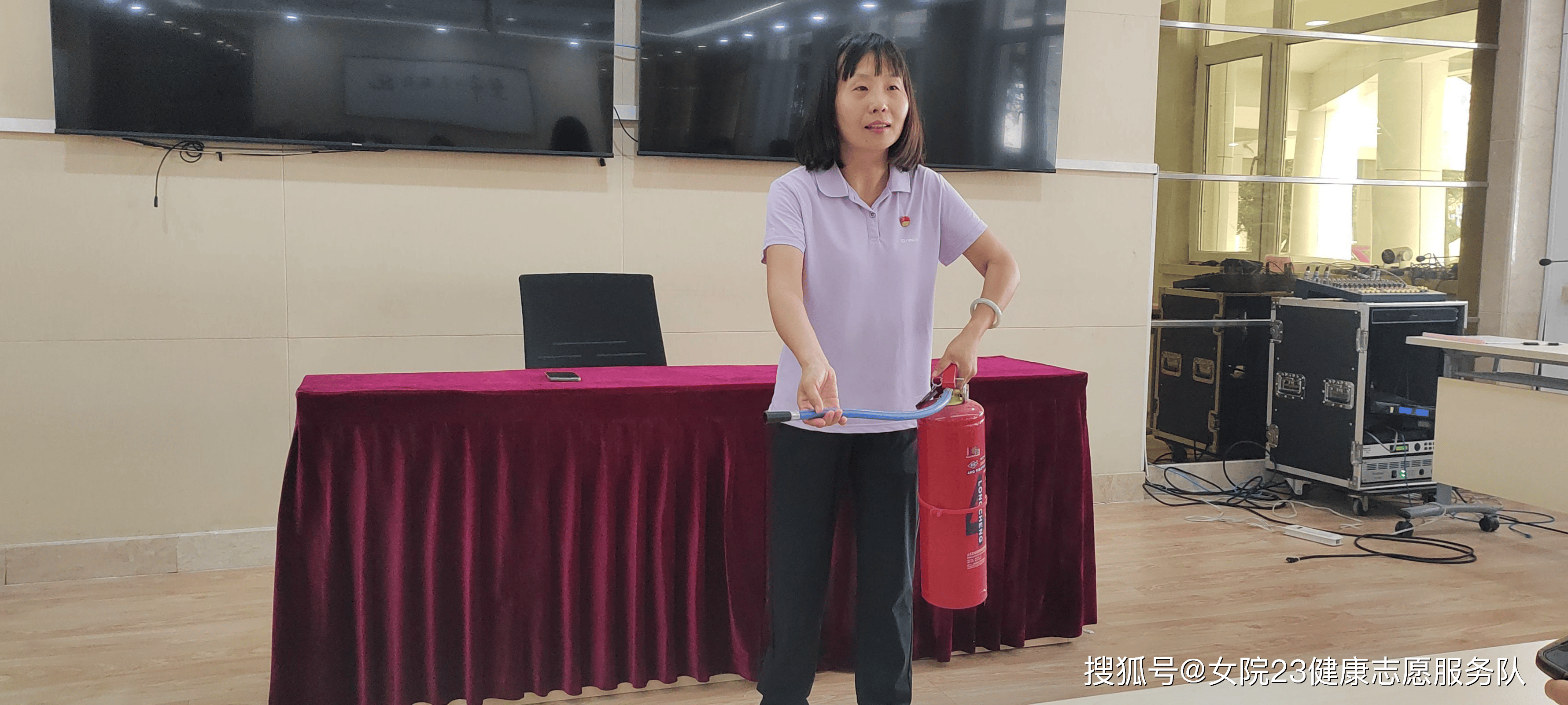 刘文营 供图图为福利院老师向健康队队员介绍该院沙盘模型,阐述了各个