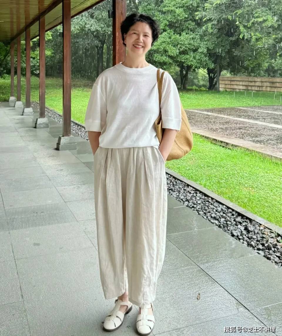被60岁阿姨惊艳了,"不显老不扮嫩",穿衣大方得体还优雅