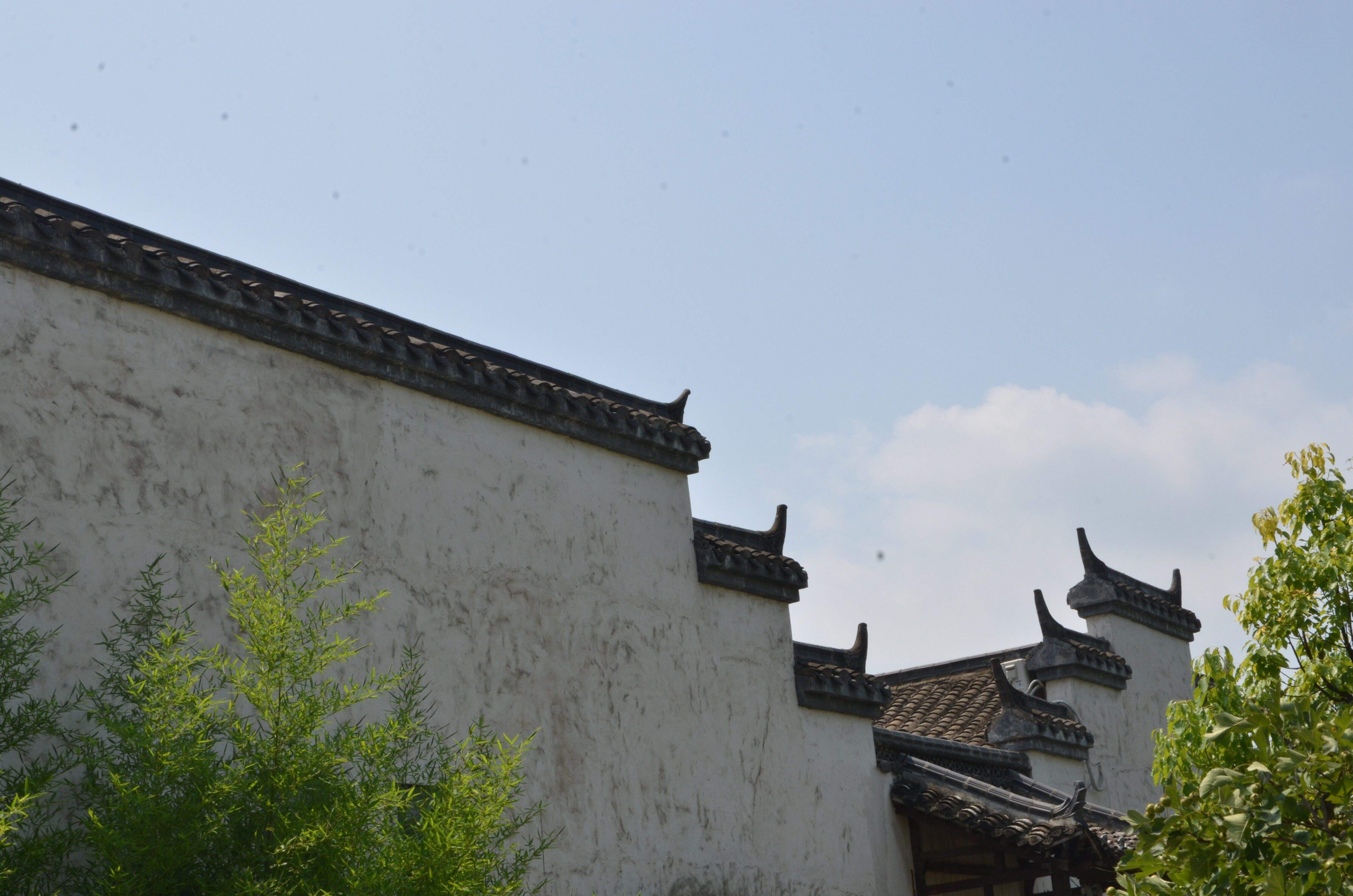 最为典型的是墙的上端,层层叠落的马头墙