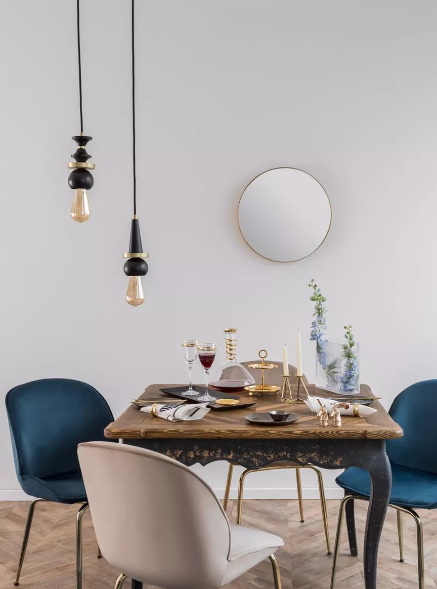 在北欧风的色彩选择上,大面积的墙面,地面,窗帘,沙发等色块倾向于使用